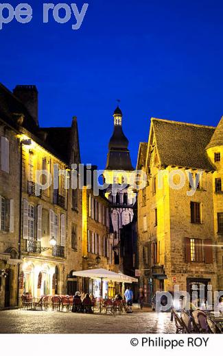 PLACE DE LA LIBERTE, VIEUX SARLAT, PERIGORD, DORDOGNE, FRANCE (24F06239.jpg)