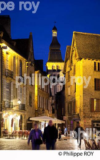 PLACE DE LA LIBERTE, VIEUX SARLAT, PERIGORD, DORDOGNE, FRANCE (24F06240.jpg)
