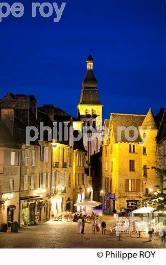 PLACE DE LA LIBERTE, VIEUX SARLAT, PERIGORD, DORDOGNE, FRANCE (24F06303.jpg)