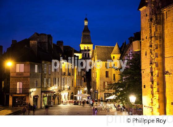 PLACE DE LA LIBERTE, VIEUX SARLAT, PERIGORD, DORDOGNE, FRANCE (24F06309.jpg)