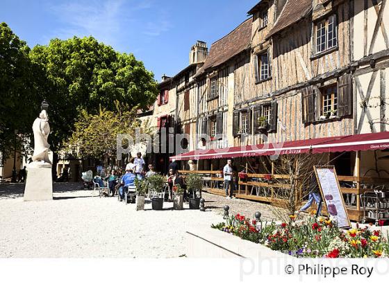 RUE DE LA MIRPE, VILLE DE  BERGERAC,  DORDOGNE, PERIGORD POURPRE. (24F07137.jpg)
