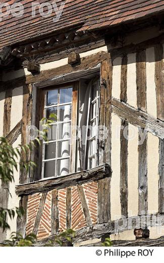 MAISONS A PANS DE BOIS, VILLE DE  BERGERAC,  DORDOGNE, PERIGORD POURPRE. (24F07203.jpg)