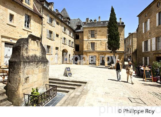 COUR DES FONTAINES , VILLE DE  SARLAT , PERIGORD NOIR , VALLEE DE LA  DORDOGNE. (24F09412.jpg)