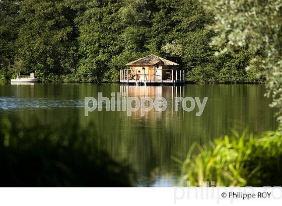 CABANE SUR UN LAC, VALLEE DE L'OGNON, DOUBS, FRANCE (25F01015.jpg)