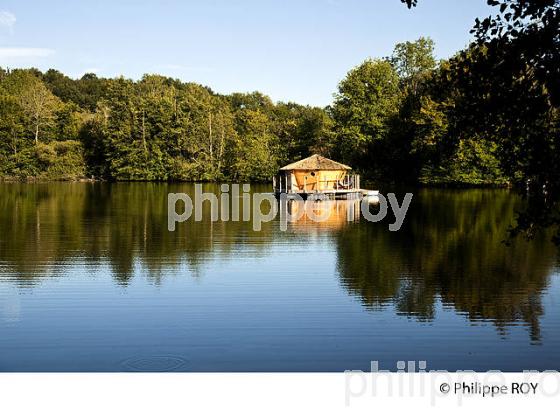 CABANE SUR UN LAC, VALLEE DE L'OGNON, DOUBS, FRANCE (25F01018.jpg)