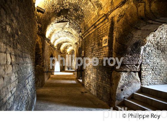 LES ARENES DE   NIMES, GARD, LANGUEDOC. (30F01019.jpg)