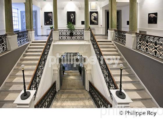 HALL ET ESCALIER , HOTEL APPART-CITY, NIMES, GARD, LANGUEDOC. (30F01130.jpg)