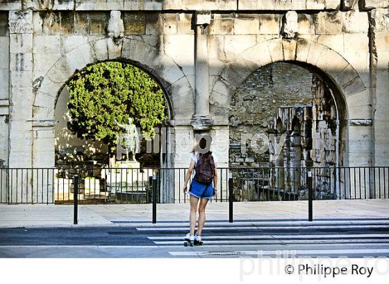 LA PORTE D' AUGUSTE, VIA DOMINITIA,  VILLE DE NIMES ,  GARD, LANGUEDOC. (30F01437.jpg)