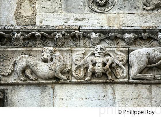 FRISE, LA MAISON ROMANE, RUE DE LA MADELEINE,  QUARTIER DE L' ECUSSON,   VILLE DE NIMES ,  GARD, LANGUEDOC. (30F01808.jpg)