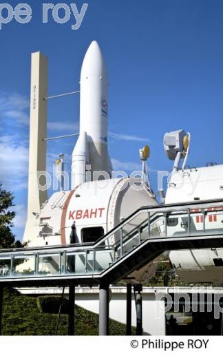 STATION  SPACIALE MIR,  ET ARIANE 5, CITE DE L' ESPACE, (31F02619.jpg)