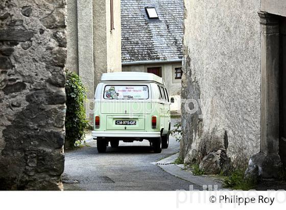 COMBI VW, VINTAGE, VILLAGE DE CASTILLON  DE LARBOUST, VALLEE DU LARBOUST, HAUTE-GARONNE. (31F05530.jpg)