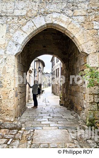 VILLAGE FORTIFIE DE FOURCES, BASTIDE DE GASCOGNE, GERS. (32F01612.jpg)