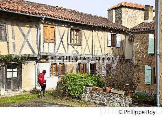 VILLAGE FORTIFIE DE MONTESQUIOU, GASCOGNE, GERS. (32F01818.jpg)