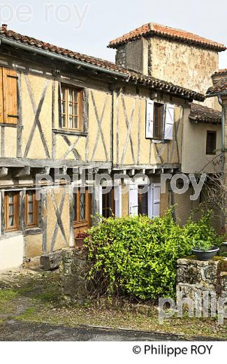 VILLAGE FORTIFIE DE MONTESQUIOU, GASCOGNE, GERS. (32F01821.jpg)
