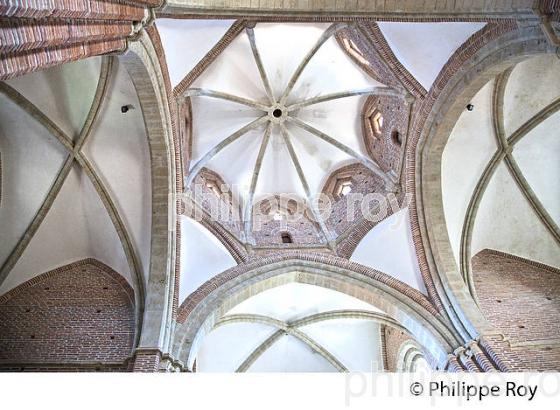 VILLAGE FORTIFIE DE SIMORRE, GERS, GASCOGNE. (32F02019.jpg)