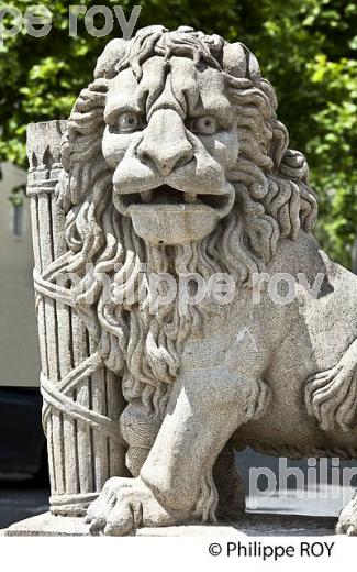 LA VIEILLE VILLE DE  AUCH,  GERS,  GASCOGNE. (32F02024.jpg)