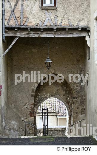 LA VIEILLE VILLE DE AUCH, GERS, GASCOGNE. (32F02113.jpg)