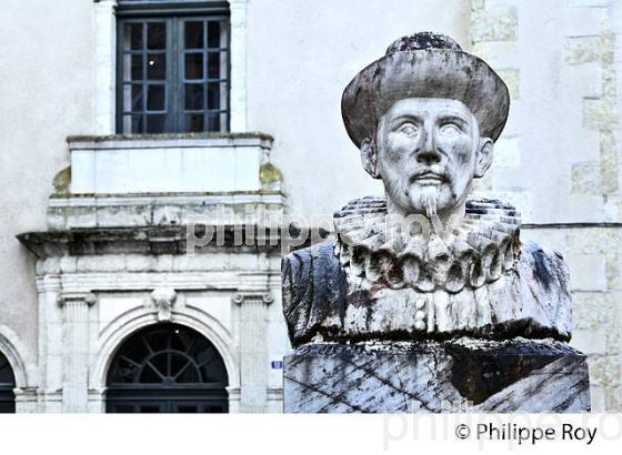 LA VIEILLE VILLE DE  AUCH,  GERS,  GASCOGNE. (32F02130.jpg)