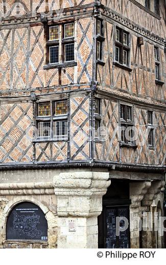 LA VIEILLE VILLE DE AUCH, GERS, GASCOGNE. (32F02134.jpg)