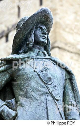 LA VIEILLE VILLE DE  AUCH,  GERS,  GASCOGNE. (32F02207.jpg)