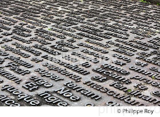 LA VIEILLE VILLE DE AUCH, GERS, GASCOGNE. (32F02211.jpg)