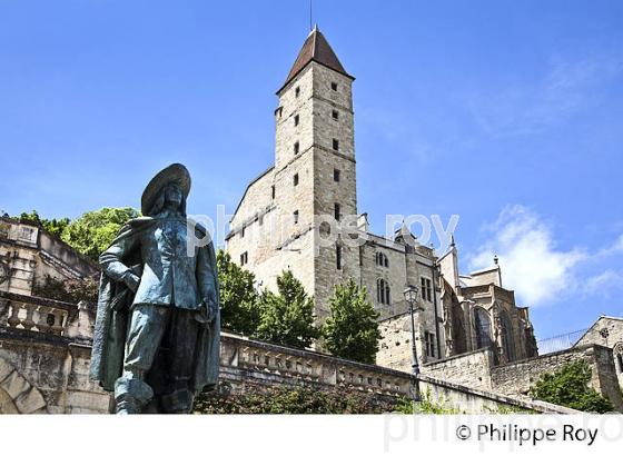 LA VIEILLE VILLE DE  AUCH,  GERS,  GASCOGNE. (32F02214.jpg)