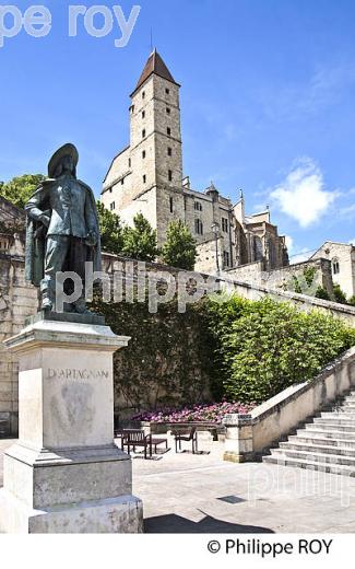 LA VIEILLE VILLE DE  AUCH,  GERS,  GASCOGNE. (32F02215.jpg)