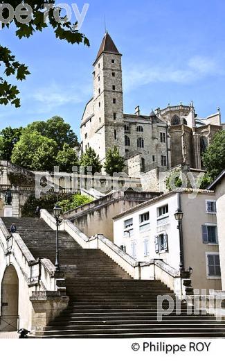 LA VIEILLE VILLE DE  AUCH,  GERS,  GASCOGNE. (32F02218.jpg)