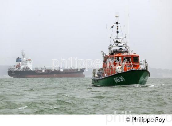 TRAFIC MARITIME SUR L ESTUAIRE DE LA GIRONDE, MEDOC, COTE ATLANTIQUE, AQUITAINE , FRANCE. (33F16233.jpg)