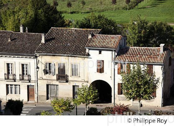 VILLAGE DE LA SAUVE,   ENTRE DEUX MERS , GIRONDE. (33F17217.jpg)