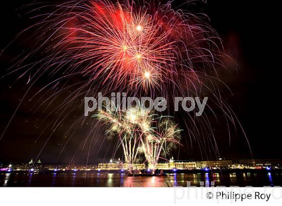 FEU D' ARTIFICE, SUR LA GARONNE,  FETE DU FLEUVE , BORDEAUX, GIRONDE. (33F22822.jpg)