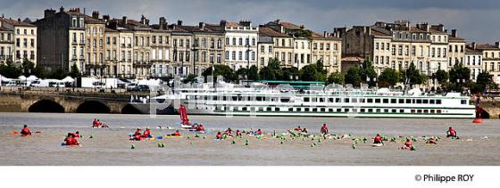 TRAVERSEE DE BORDEAUX A LA NAGE, FETE DU FLEUVE, BORDEAUX, GIRONDE. (33F22922.jpg)