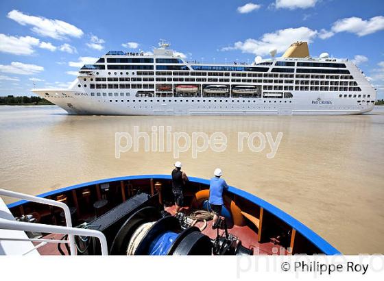 REMORQUAGE , BATEAU DE CROISIERE, SUR LA GARONNE, PORT DE BORDEAUX. (33F23017.jpg)