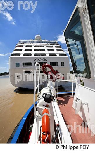 REMORQUAGE , BATEAU DE CROISIERE, SUR LA GARONNE, PORT DE BORDEAUX. (33F23024.jpg)