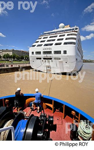 REMORQUAGE , BATEAU DE CROISIERE, SUR LA GARONNE, PORT DE BORDEAUX. (33F23128.jpg)