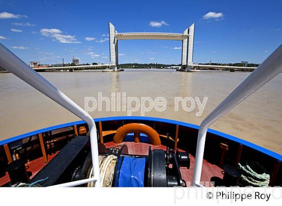 REMORQUAGE , BATEAU DE CROISIERE, SUR LA GARONNE, PORT DE BORDEAUX. (33F23137.jpg)