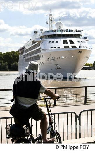 BATEAU DE CROISIERE, SUR LA GARONNE, PORT DE LA LUNE ,  BORDEAUX. (33F23215.jpg)