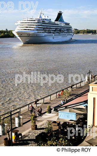 BATEAU DE CROISIERE, SUR LA GARONNE, PORT DE LA LUNE ,  BORDEAUX. (33F23217.jpg)