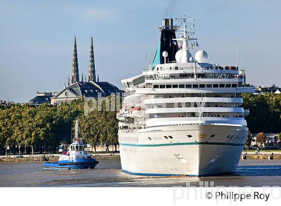 BATEAU DE CROISIERE, SUR LA GARONNE, PORT DE LA LUNE ,  BORDEAUX. (33F23223.jpg)