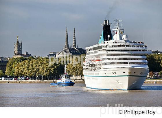 BATEAU DE CROISIERE, SUR LA GARONNE, PORT DE LA LUNE ,  BORDEAUX. (33F23224.jpg)