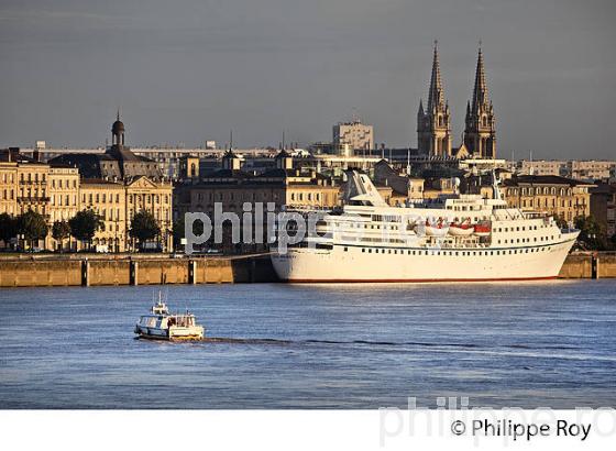 BATEAU DE CROISIERE, SUR LA GARONNE, PORT DE LA LUNE ,  BORDEAUX. (33F23308.jpg)