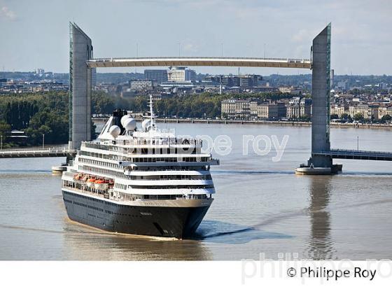 BATEAU DE CROISIERE SUR LA GARONNE ET PONT CHABAN DELMAS, BORDEAUX. (33F23404.jpg)