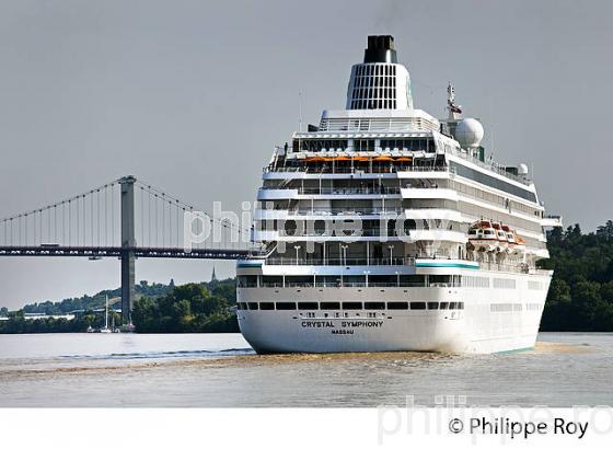 BATEAU DE CROISIERE SUR LA GARONNE ET PONT D' AQUITAINE, BORDEAUX. (33F23414.jpg)