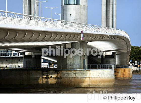 LE PONT LEVANT CHABAN-DELMAS, SUR LA GARONNE, BORDEAUX, GIRONDE. (33F23613.jpg)