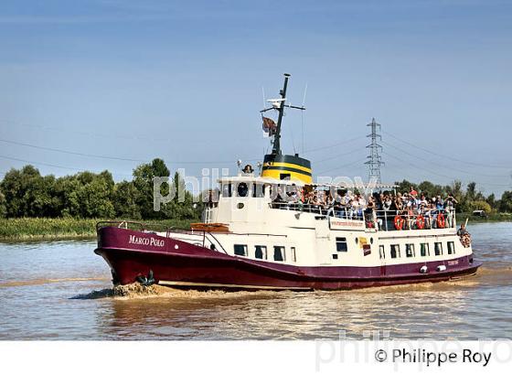 BATEAU D' EXCURSION, TOURISME FLUVIAL  SUR LA GARONNE, PORT DE  LA LUNE, BORDEAUX. (33F23806.jpg)