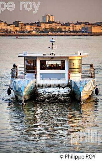 NAVETTE FLUVIALE, BATCUB, TRANSPORT EN COMMUN, SUR LA GARONNE, BORDEAUX. (33F23820.jpg)