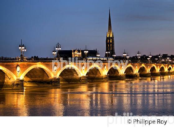 LE PONT DE PIERRE, FLECHE SAINT MICHEL   ET LA GARONNE , PORT DE LA LUNE, VILLE DE BORDEAUX. (33F23927.jpg)