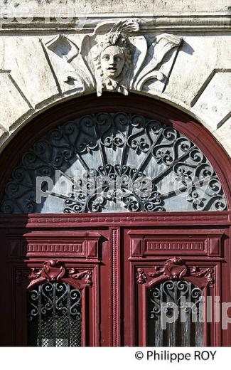 MASCARON SUR LINTEAU  DE PORTE, QUAI DE RICHELIEU, BORDEAUX, GIRONDE. (33F24136.jpg)