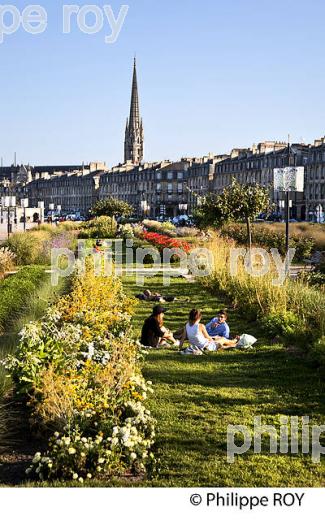 LESJARDIN SUR LES  QUAIS DE LA GARONNE ET LE PORT DE LA LUNE, VILLE DE BORDEAUX, GIRONDE. (33F24203.jpg)