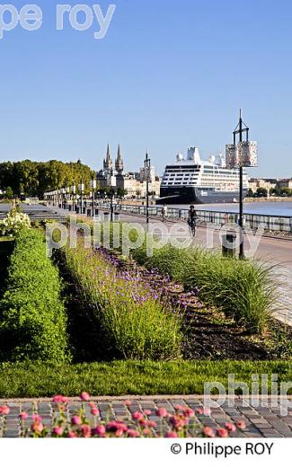 BATEAU DE CROISIERE ET AMENAGEMENT DES  QUAIS DE LA GARONNE, PORT DE LA LUNE, VILLE DE BORDEAUX. (33F24214.jpg)
